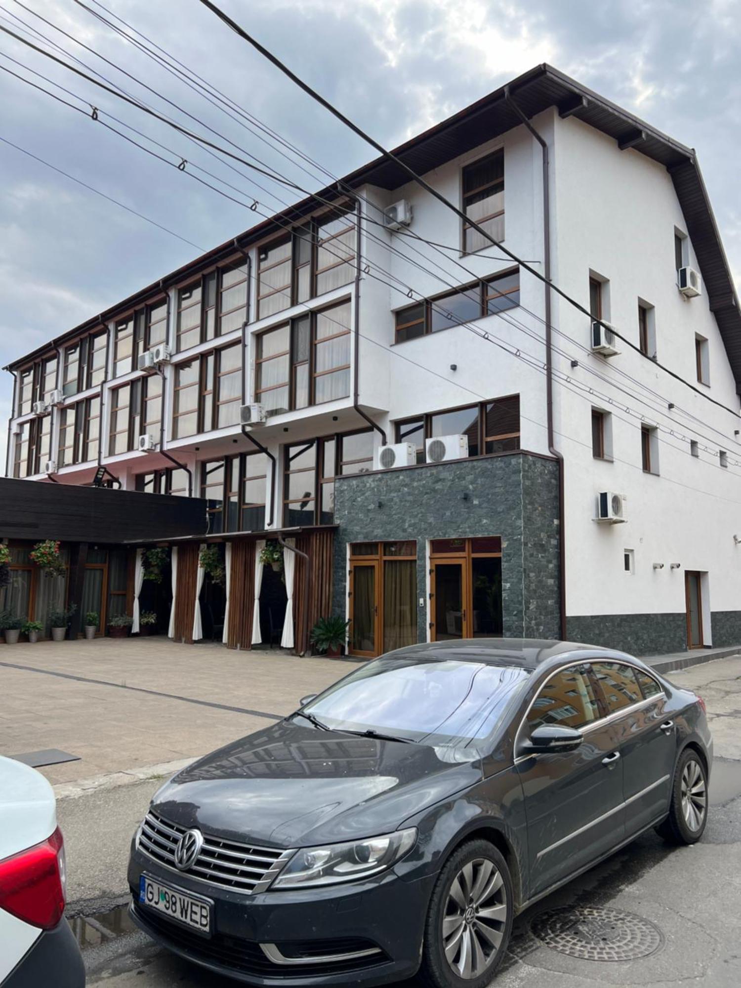 Hotel Palace Targu Jiu Bagian luar foto