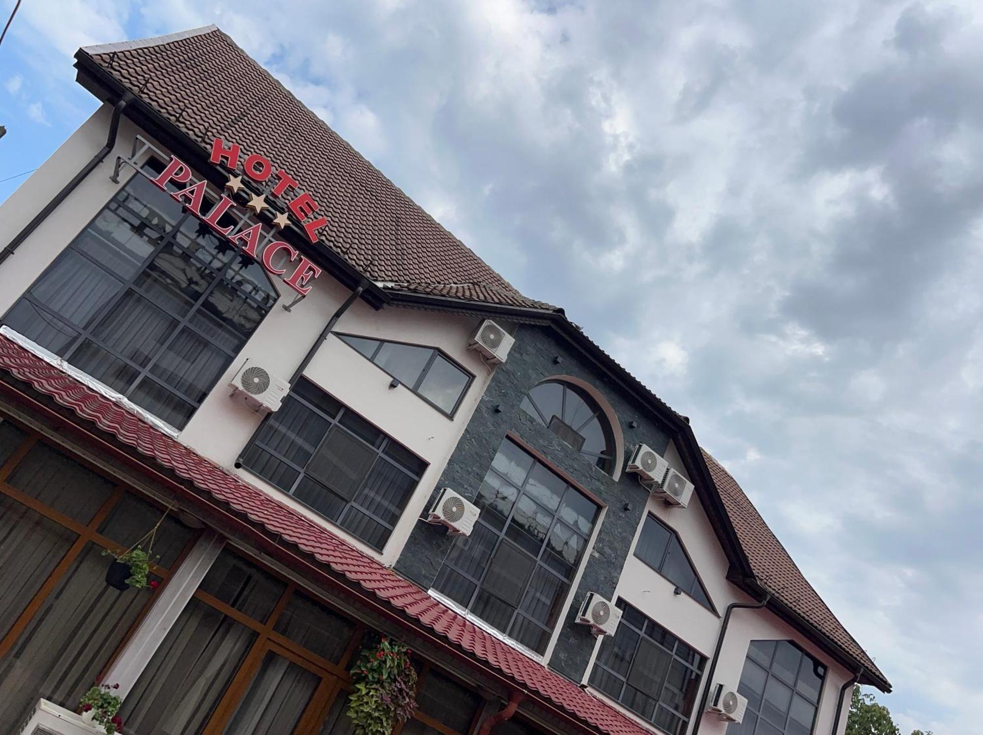 Hotel Palace Targu Jiu Bagian luar foto