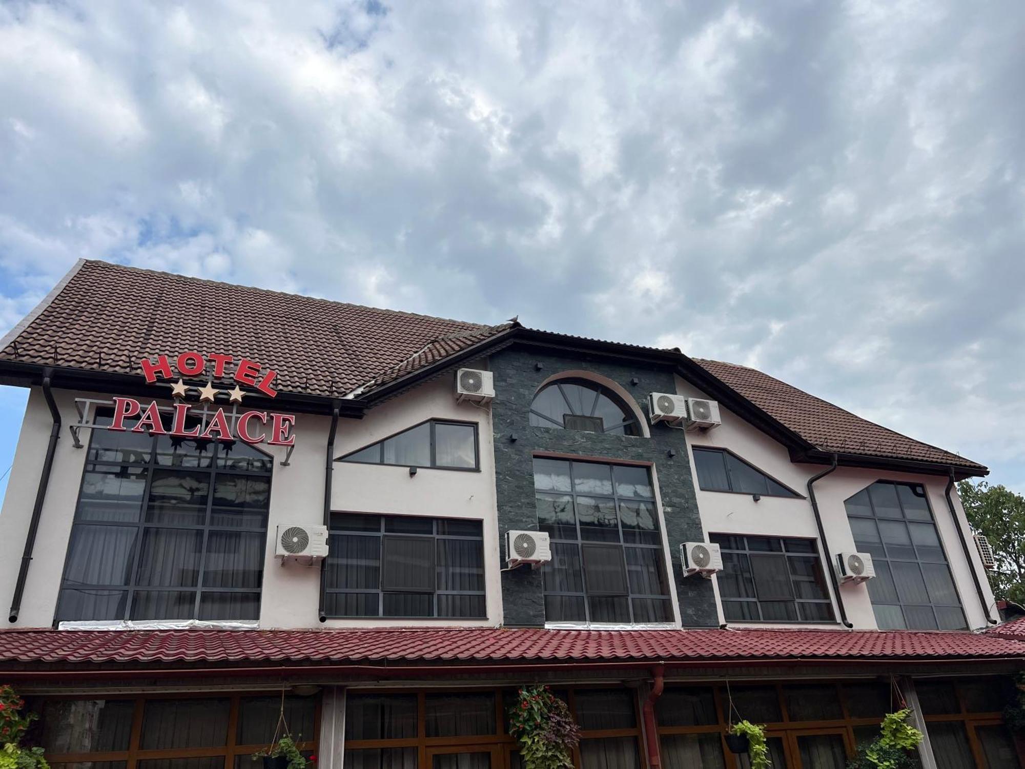 Hotel Palace Targu Jiu Bagian luar foto