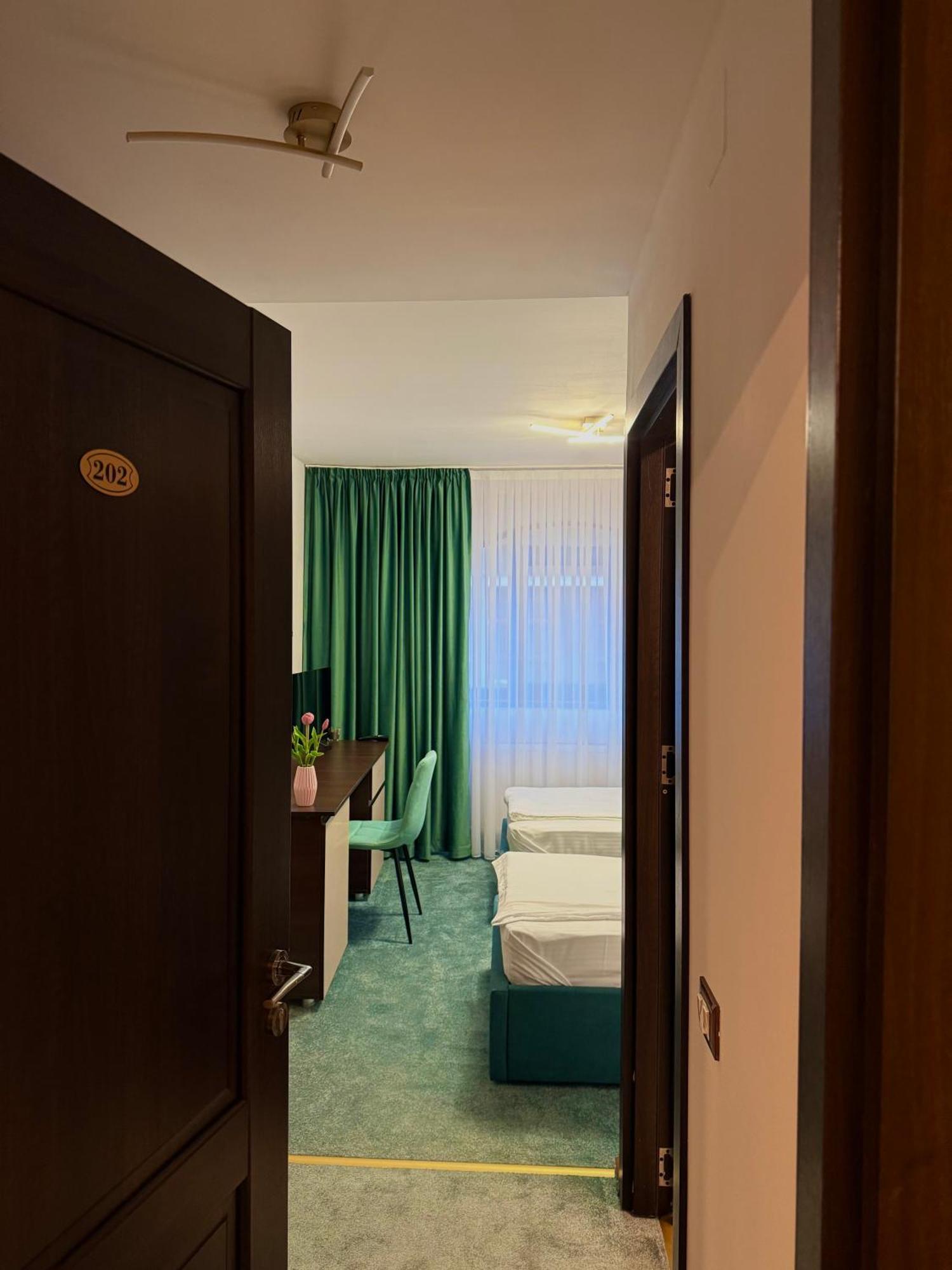 Hotel Palace Targu Jiu Bagian luar foto