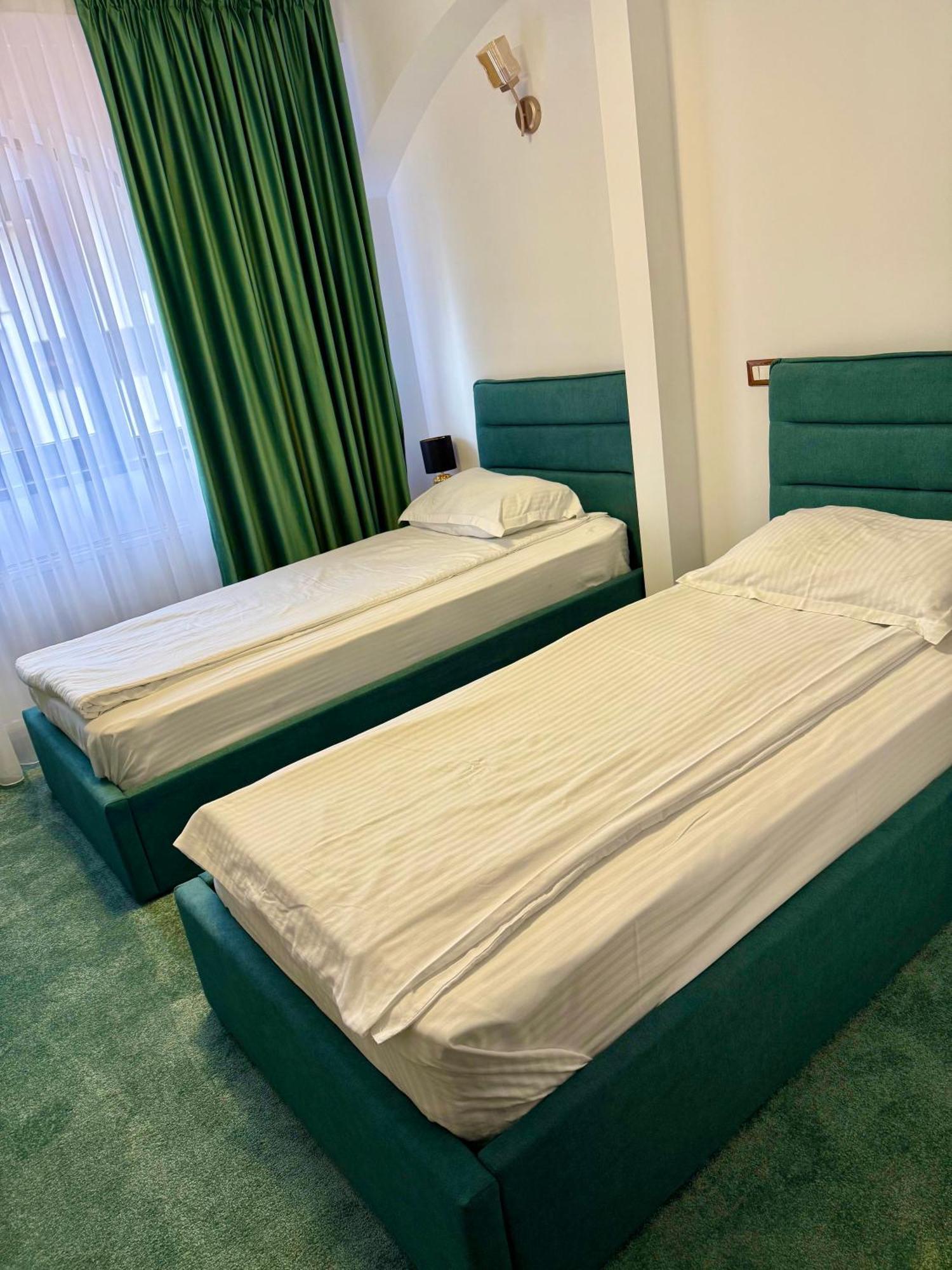 Hotel Palace Targu Jiu Bagian luar foto