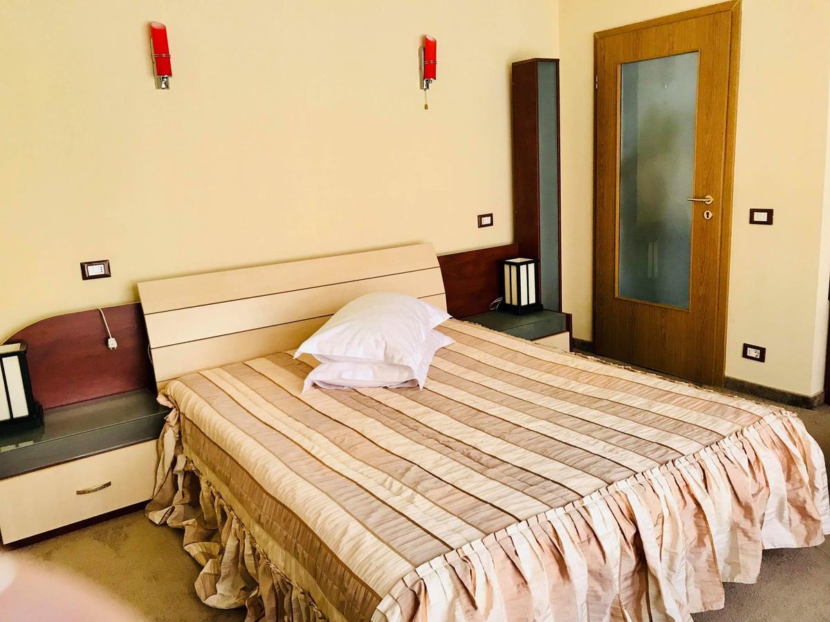 Hotel Palace Targu Jiu Bagian luar foto